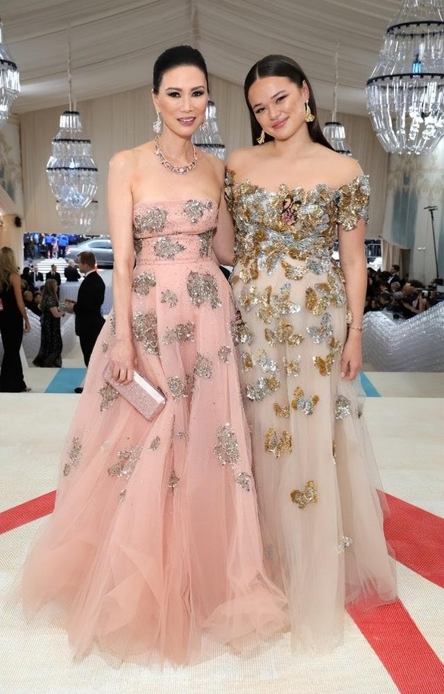 邓文迪|邓文迪:嫁巨富默多克,和首相传绯闻,如今和马斯克母亲处成闺蜜