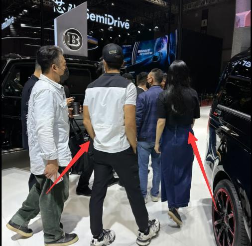 林丽莹|吴尊夫妇现身车展，林丽莹素颜戴口罩，小腹平坦没怀三胎