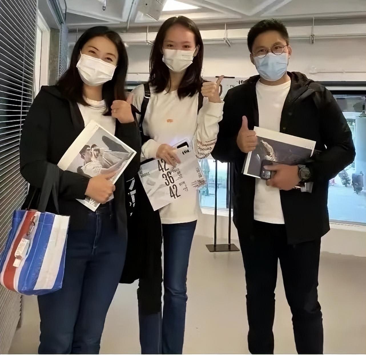 郭晶晶|霍启刚牵手郭晶晶出镜!郭晶晶扎衬衫肚腩横生,满身贵气