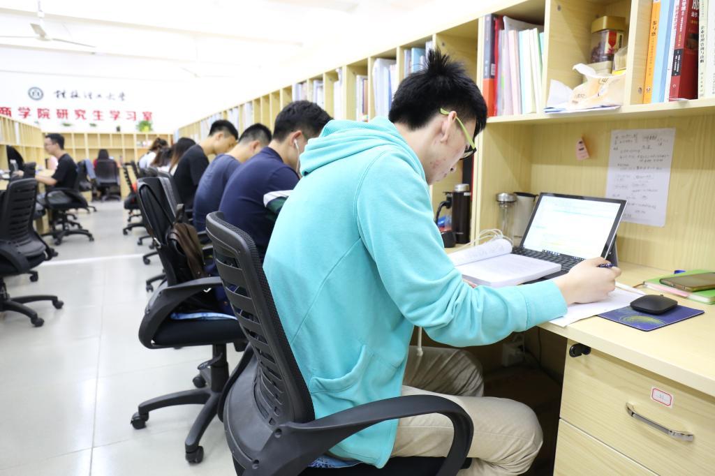 深圳市|深圳流浪女：我本科毕业皮肤白皙，宁可翻垃圾桶为生，也绝不上班！