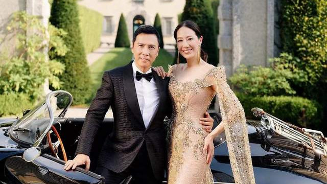 王宝强携女友冯清为甄子丹庆生，二人罕见正面合影，高调秀恩爱