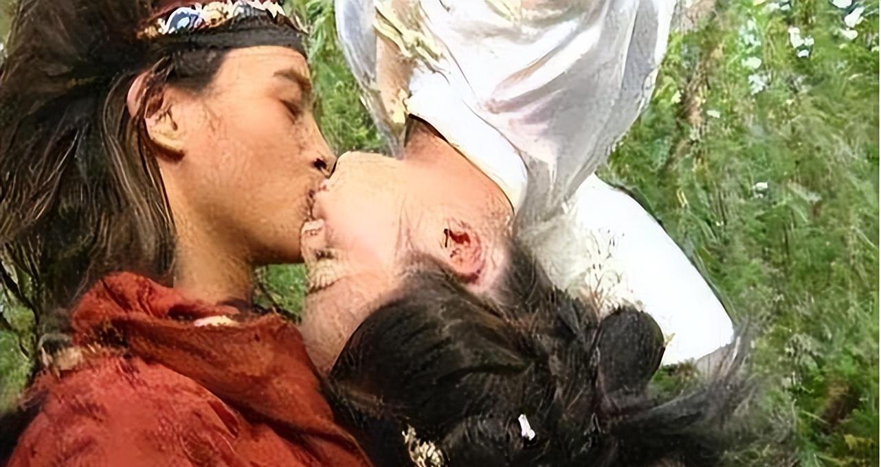 李沁|又惹争议,嘴含戒指接吻,国产剧的吻戏又开始了一场“病态传承”