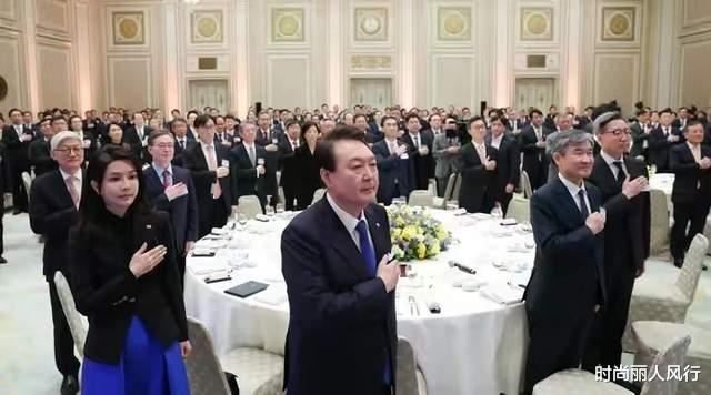西装 韩国第一夫人哪像50岁！穿蓝裙闪耀宴会酒桌上抢老公风头，超厉害