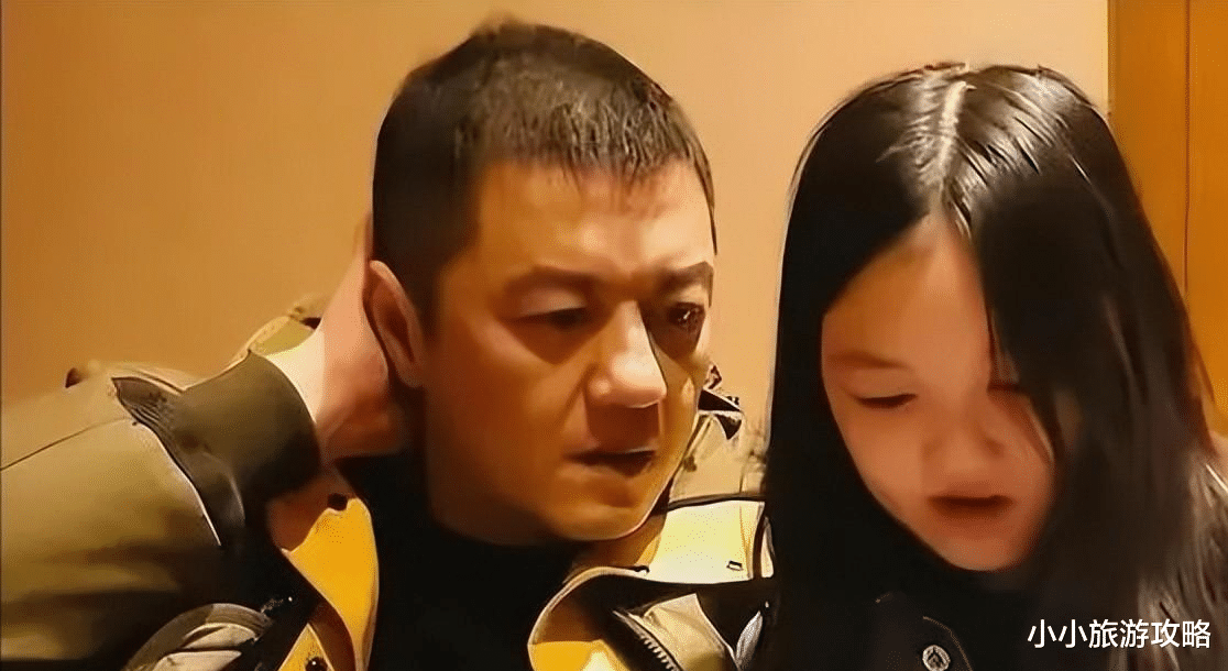 |李亚鹏怒斥妻子出来抛头露面直播,妻子怒吼:家里都揭不开锅了