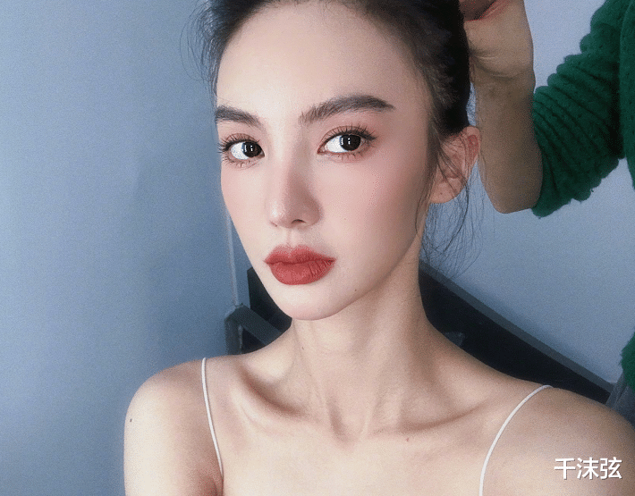 金晨整容后遗症上热搜！嘴歪斜下巴折叠，腰间肋骨鼻伤疤明显