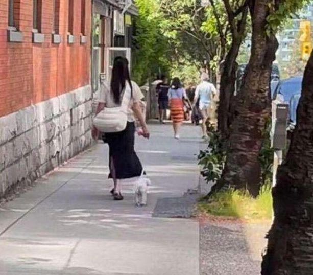 王祖贤南京再次被偶遇，拿手机四处拍照，身材圆润小肚腩抢镜