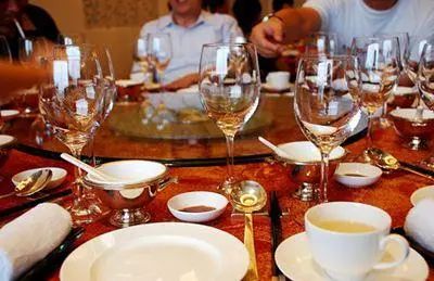 饭局结束,领导说“这道菜没动,你打包回去”只会说“不用了”?