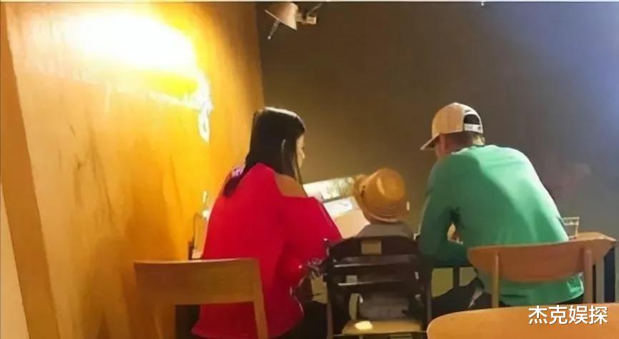 全智贤|全智贤和老公看儿子游泳比赛,夫妻俩打扮低调,在走道上甜蜜交谈