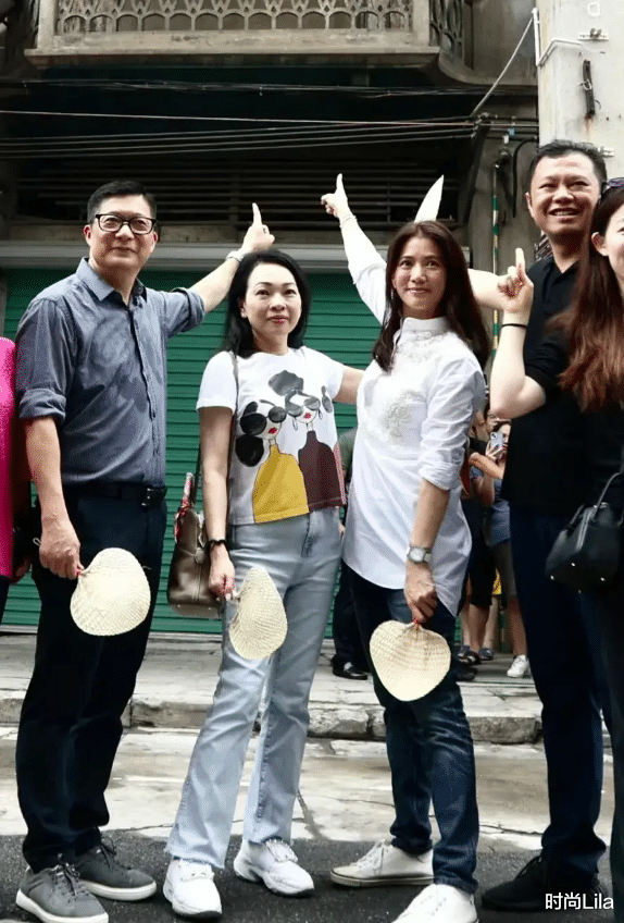 52岁袁咏仪东莞温塘祭祖,白衬+牛仔裤朴素低调,个高肤白不愧港姐出身