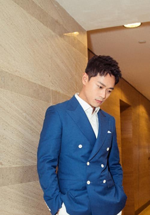 有种整容叫分手两年，蓝盈莹还是老样子，曹骏却越来越像易烊千玺！