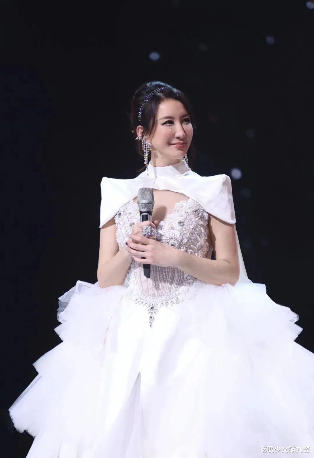 李玟生前最后状态曝光,已经瘦成纸片人,头大身小比例失调