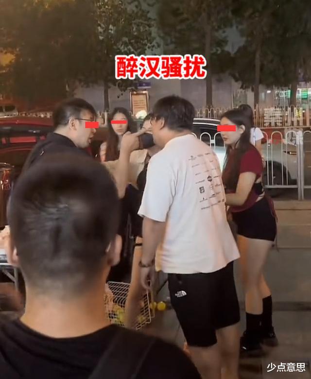 天津:女网红直播被醉汉骚扰,本以为是个剧本,最后警察却来了