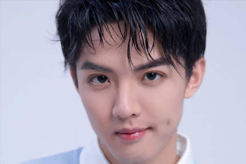 22岁英年早婚，为挣学费进入娱乐圈，他活成了小说里的男主角