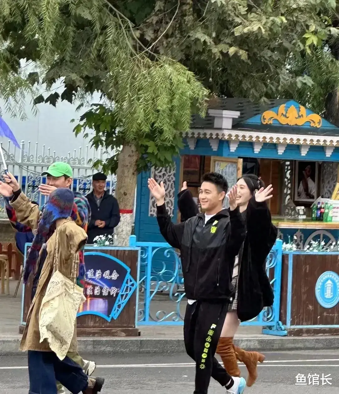 何猷君录制综艺全程带笑,和奚梦瑶并排走,吴千语施伯雄像闹矛盾