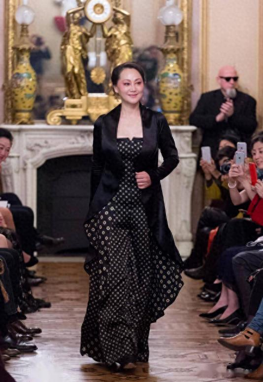 大宋佳越老越富态，穿黑色连体裤衬出“奶白肌”，珠圆玉润太美了