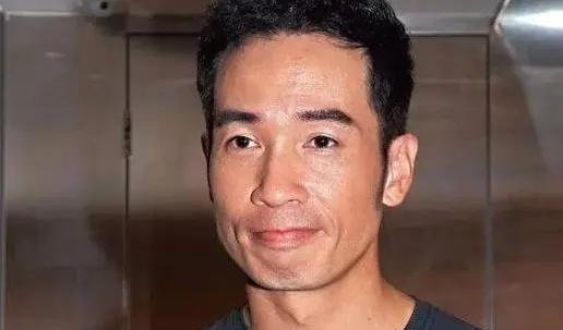 52岁视帝秃顶胡子拉碴，千万片酬仍生活艰难，只因娇妻太磨人