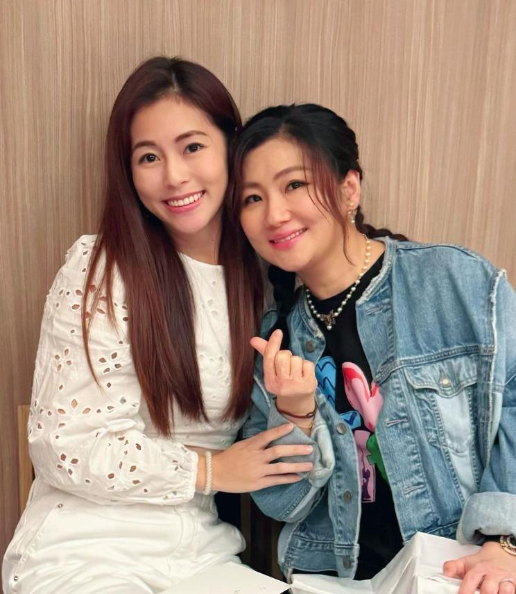 42岁任家萱晒庆生照，产后身材依旧如少女！小腰果正脸曝光像爸爸