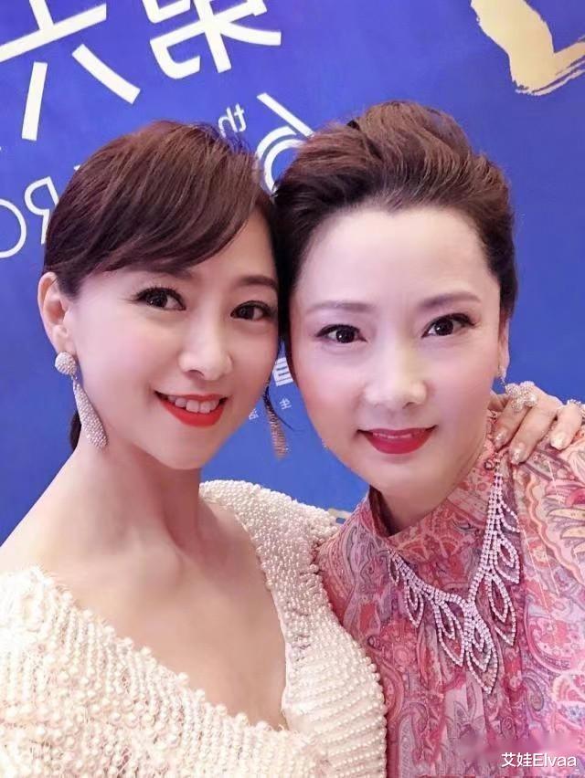 旗袍 看了何赛飞的打扮，我悟了：发不扁塌、裙穿旗袍，才更知性优雅