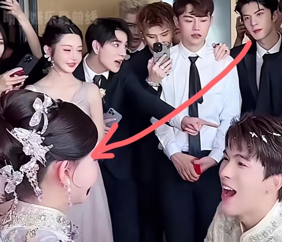 韩安冉婚礼生图被曝,身材发福面部“僵化”,近照神似女星邵音音