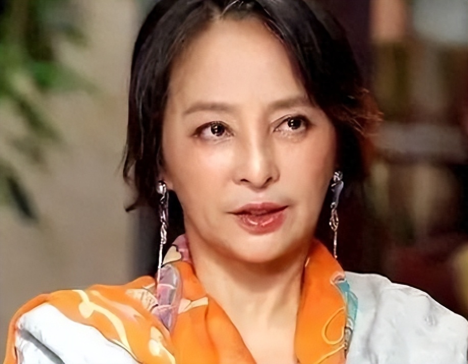 国内赚钱国外花！这6位著名明星移居国外，住豪宅开豪车