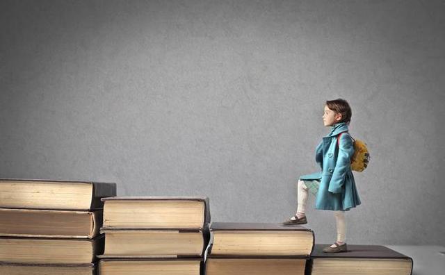 “鸡娃多年,高材生子女沦为底层打工人”:无效内卷,毁了两代人