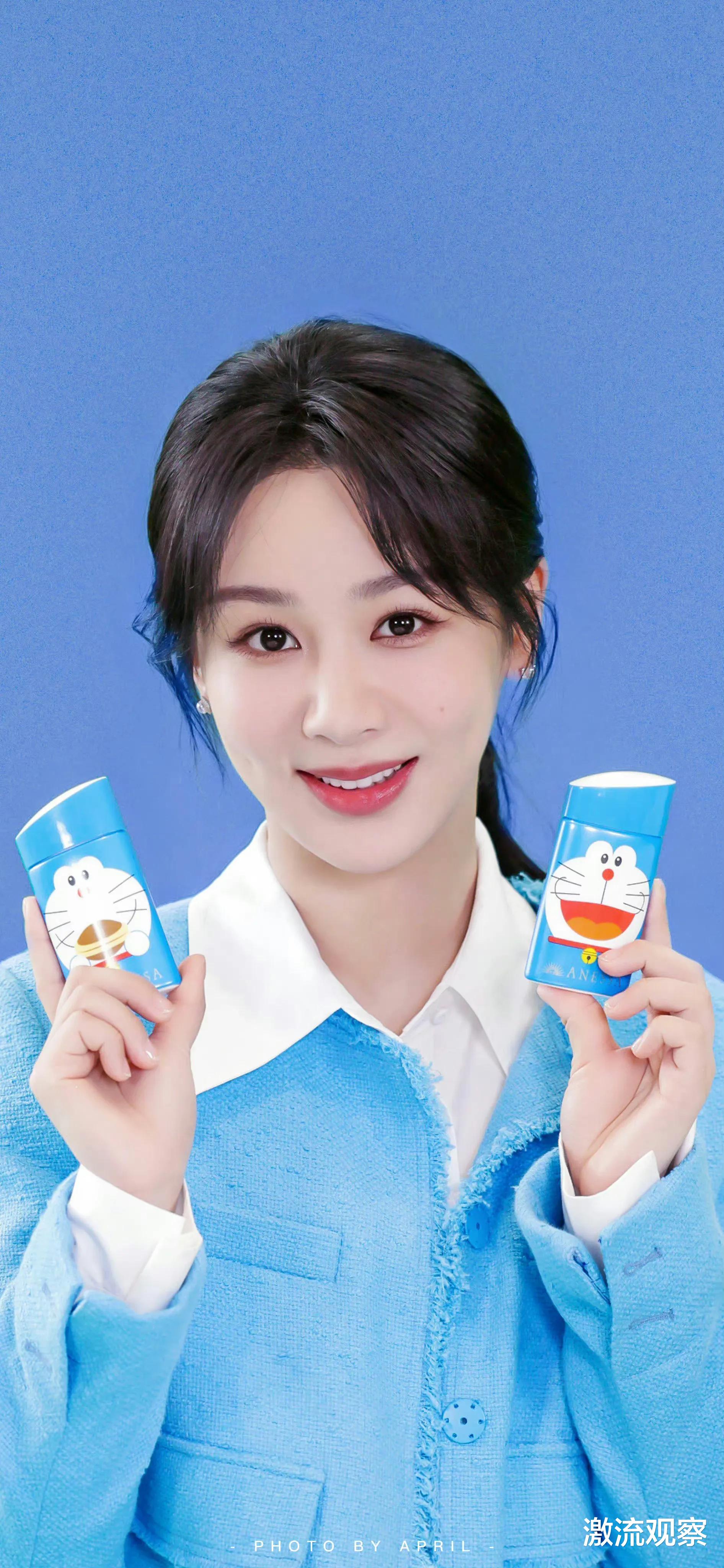 发型 杨紫直播造型惹争议,发型老土,蓝色西服显老,造型团队上心点吧