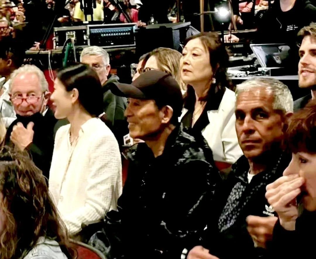 张艺谋|73岁张艺谋与奥巴马合影！现身美国为孩子打call，同学身份不简单