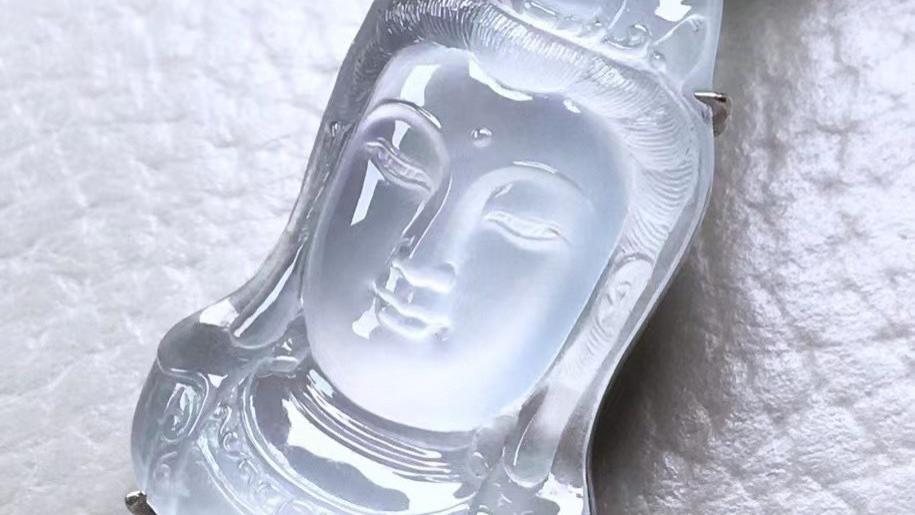 |高冰种翡翠，如月光般的纯洁，你是否也被吸引？