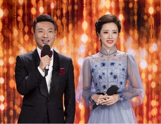 新闻联播首位90后主播一炮走红，生活照曝光颜值高，神似欧阳夏丹