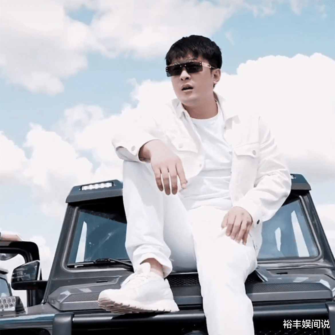 网红辛巴直播间中叫嚣东方甄选！暗讽俞敏洪拉了，网友评论两极化