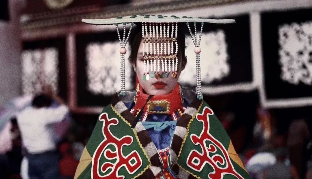 看看藏服上百块老蜜蜡、无数颗珍珠、红珊瑚、绿松石