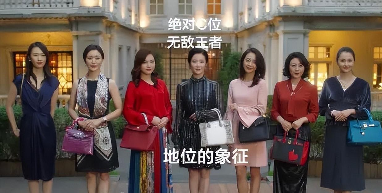 郭晶晶|郭晶晶罕见参加名媛聚会,站位边缘打扮格格不入,李嘉欣却在C位