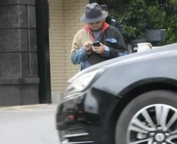 徐峥|崇洋媚外!51岁徐峥胖到认不出,穿美国国旗服装,大摇大摆逛上海