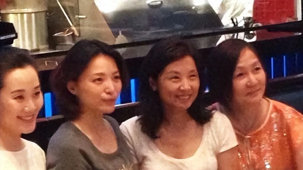 董卿素颜大大方方跟大婶合影，不扮嫩不拘束，但气质仍优雅！