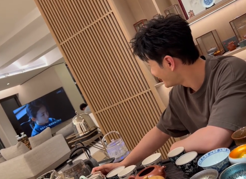 46岁黄晓明在家接待朋友!素颜出镜鱼尾纹明显,家中摆满各种茶具