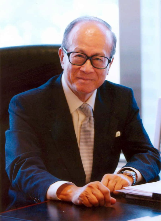 李嘉诚回潮汕庆祝96岁大寿，西装革履容光焕发，一颗抗衰药156万