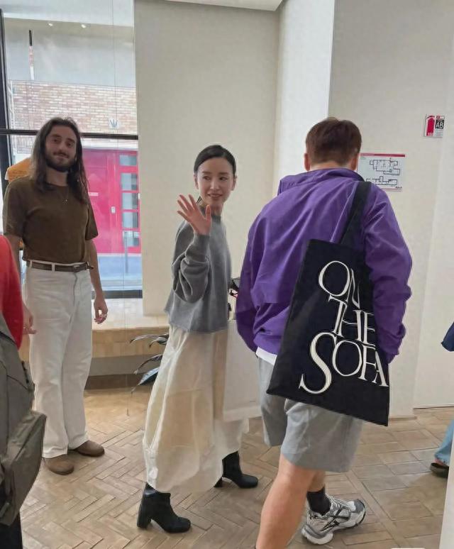 董洁素颜清秀干净，个子比想象中矮，但自然老去很真实的漂亮！