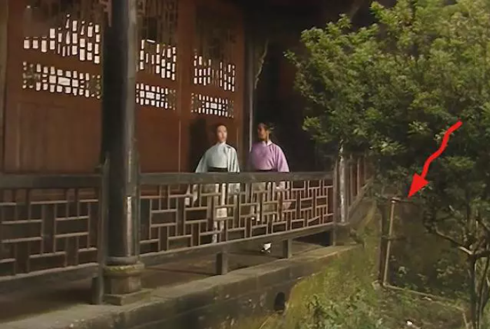 老版《西游记》里面的穿帮镜头，发现一个算你眼力好！