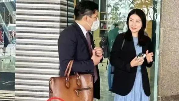 郭晶晶|郭晶晶拎8万爱马仕出行，穿高跟美到女人味，霍启刚公文包都磨损