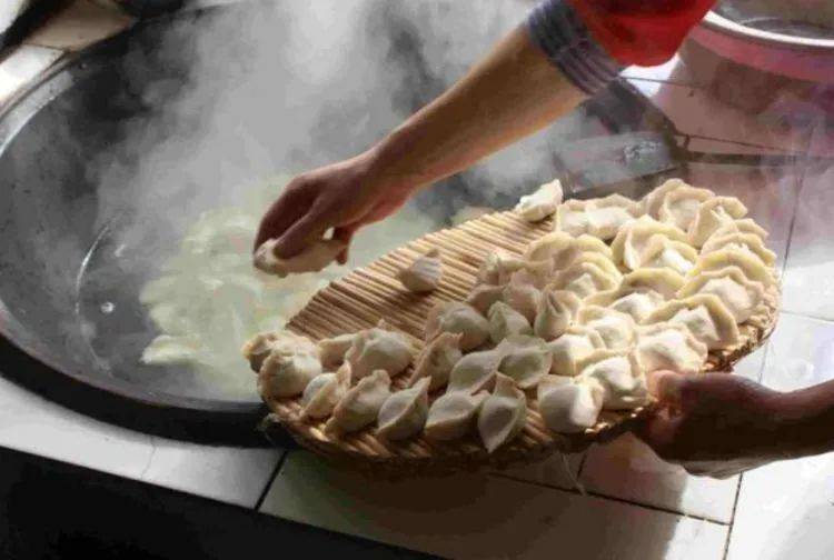 |煮冻饺子，有人用开水有人用冷水，都错了！记住4点，好吃不破皮