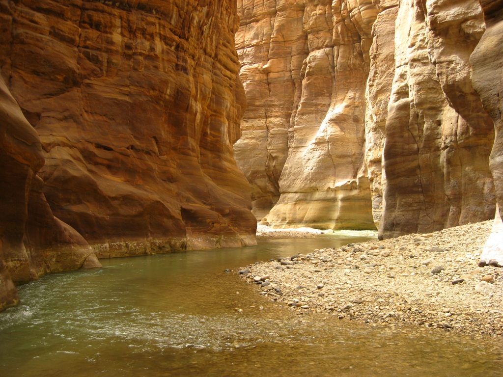 |在沙漠气候的高原地带，为什么有条水量充沛的河流？