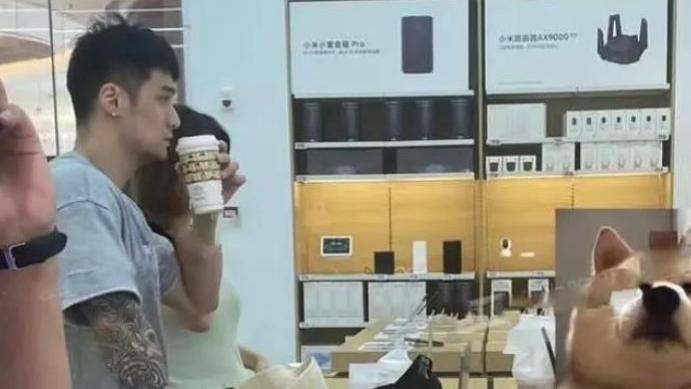 蒋劲夫商场买手机被偶遇，右手满纹花臂超显眼，网友调侃像社会人