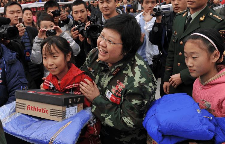 韩红终于现身！身材暴瘦，缺多颗牙齿状态萎靡，劳力士换称廉价手表