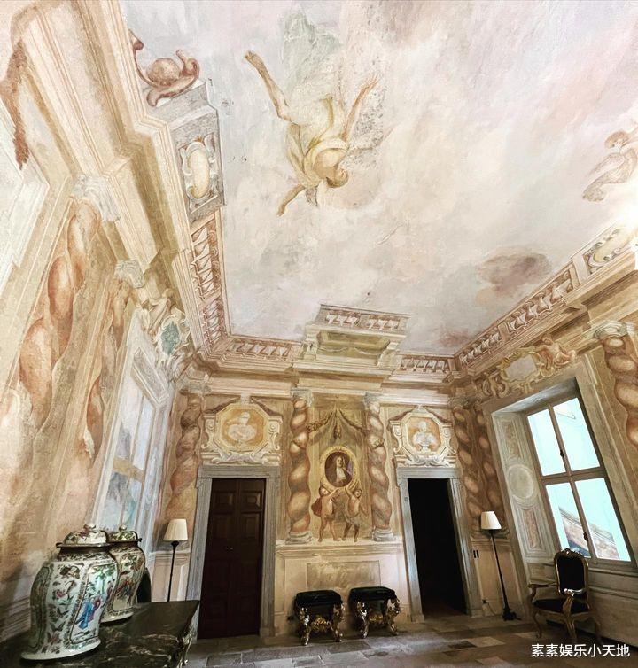 甄子丹|甄子丹汪诗诗享受国外豪宅生活,惬意又舒适,和儿子在草坪上散步