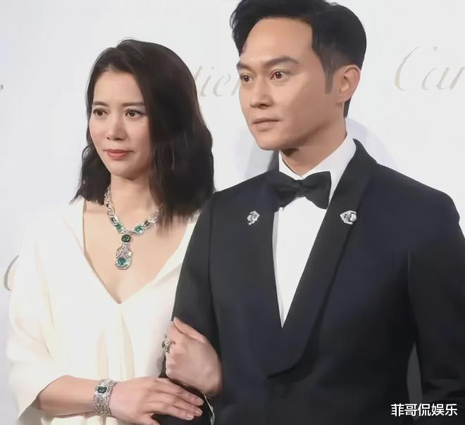 袁咏仪夫妇度假晒海边照片!短裤美腿吸睛,张智霖银发新形象引热议