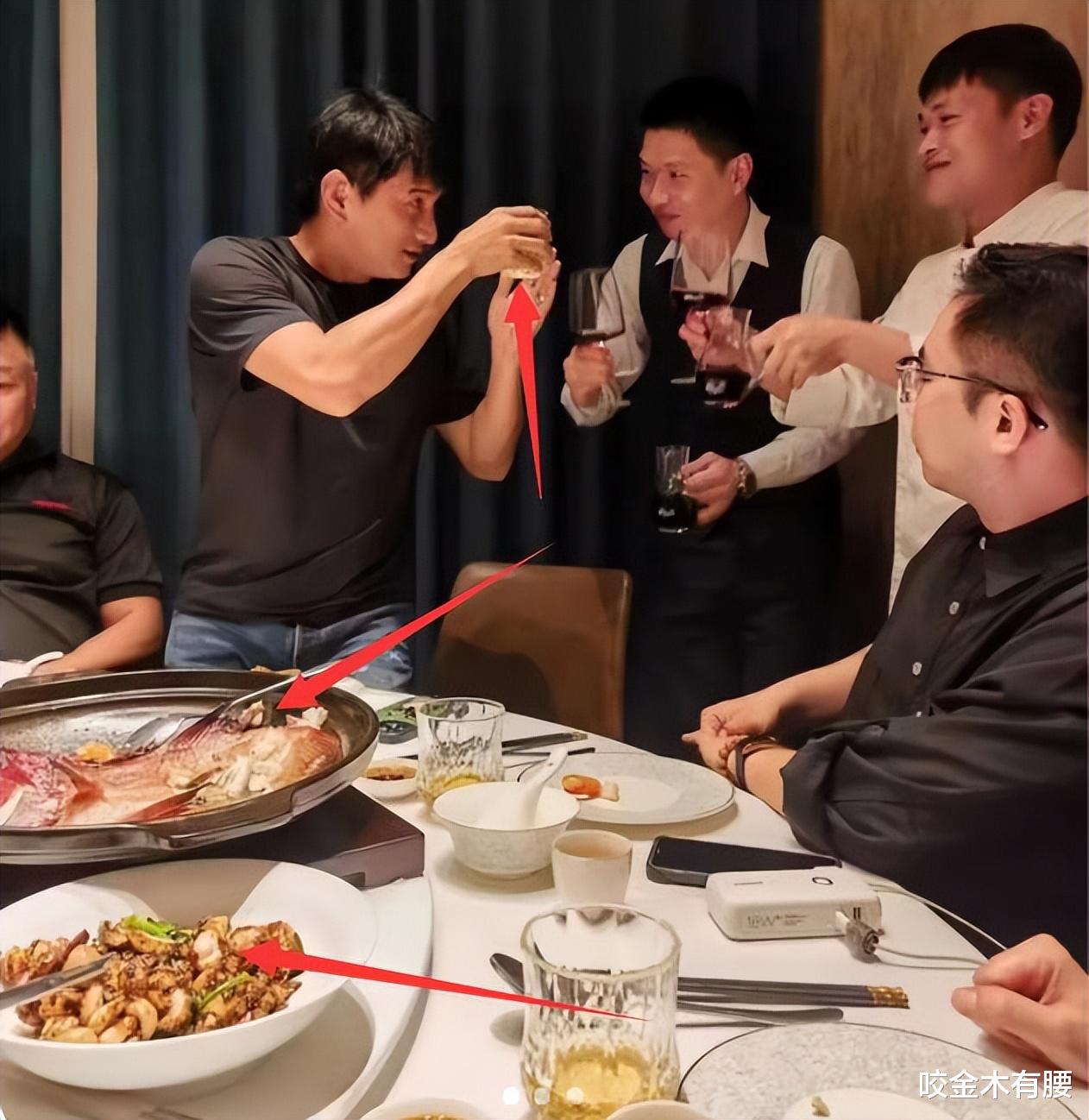 吴奇隆近况曝光引热议,喝到脸色涨红仍频频举杯,身材发福显油腻