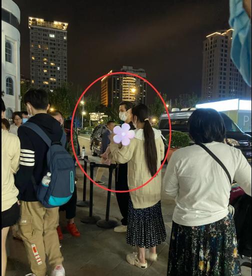 郭碧婷|郭碧婷身材发福逛玩具店，戴玉石项链名表很贵气，素颜拒绝拍照