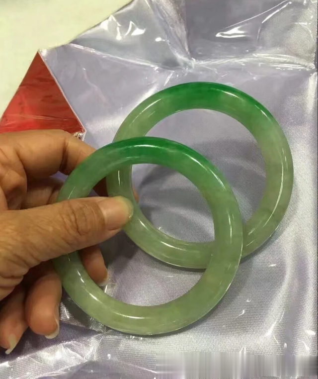 翡翠|什么是翡翠的变种，如何判断翡翠是否发生变种？