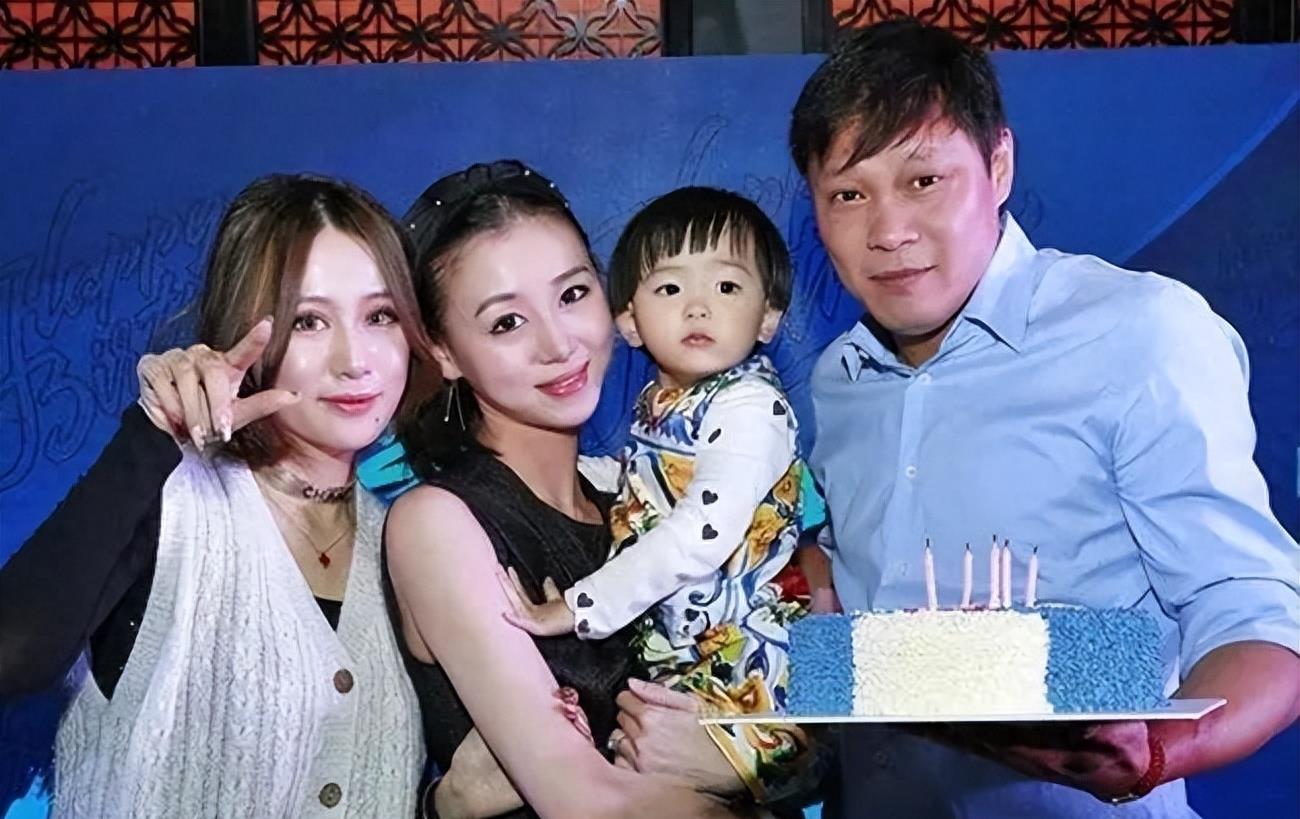 范志毅三任老婆个个貌美如花，一个空姐，一个模特，老三竟是名演员