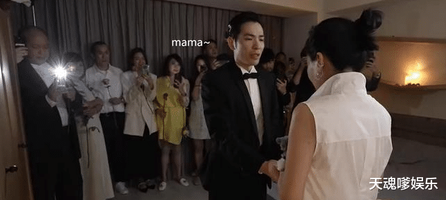 萧敬腾未婚妻躺床晒自拍,唇红齿白面色红润,50岁的她未否认怀孕